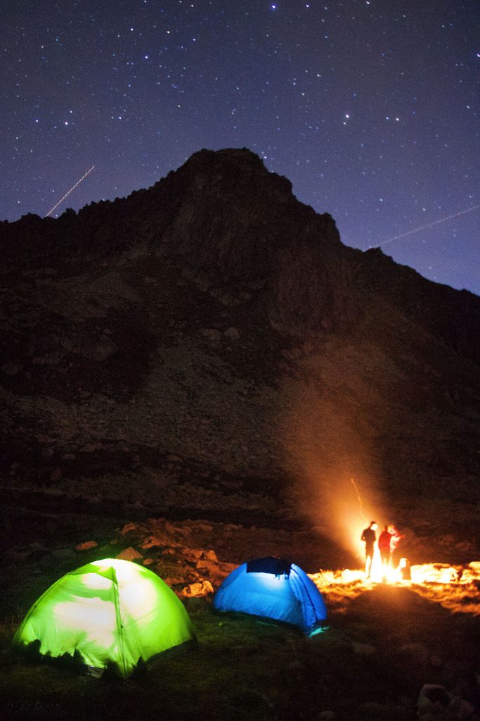 Tente de camping sous un ciel étoilé, hébergement économique en pleine nature