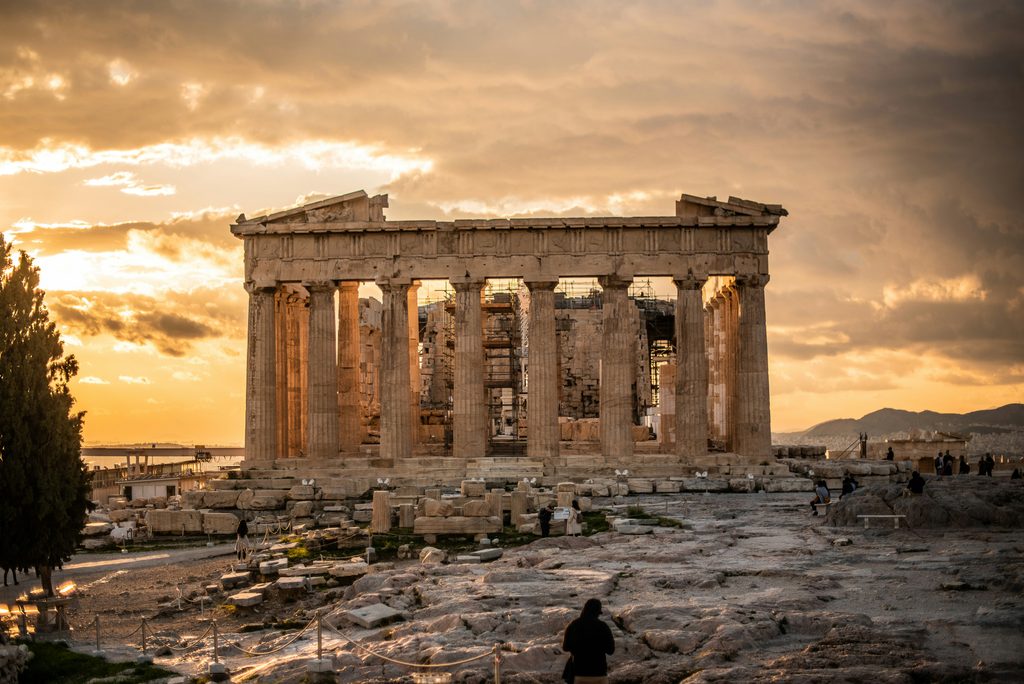 Le Parthénon sur l'Acropole d'Athènes illuminé par la lumière dorée du coucher de soleil