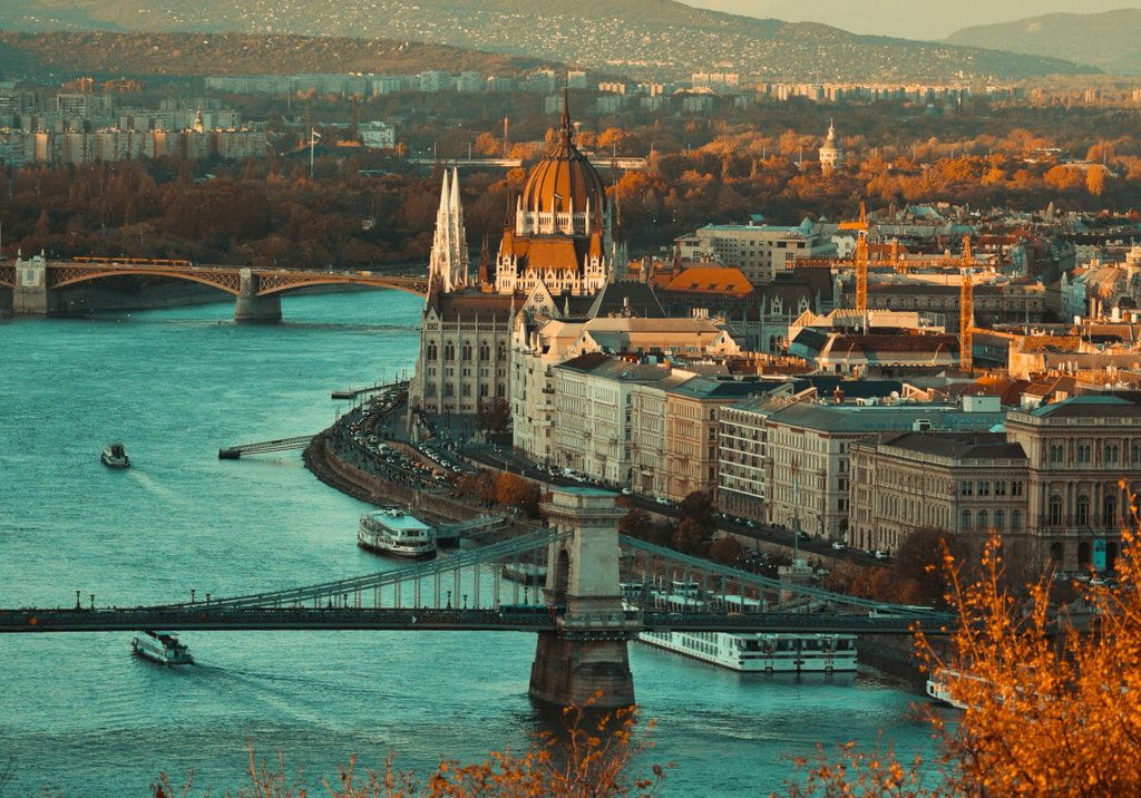 Le Parlement hongrois et le pont à chaînes sur le Danube à Budapest, coucher de soleil automnal