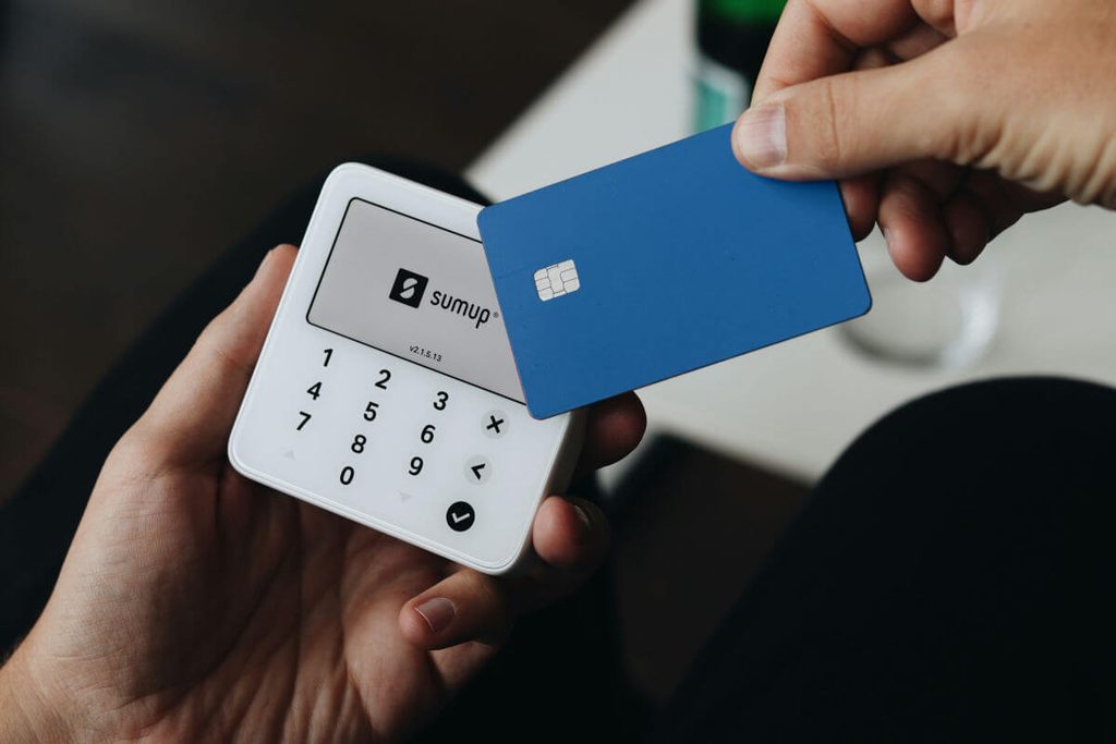 Paiement par carte bancaire sans contact sur un terminal, sans frais à l'étranger