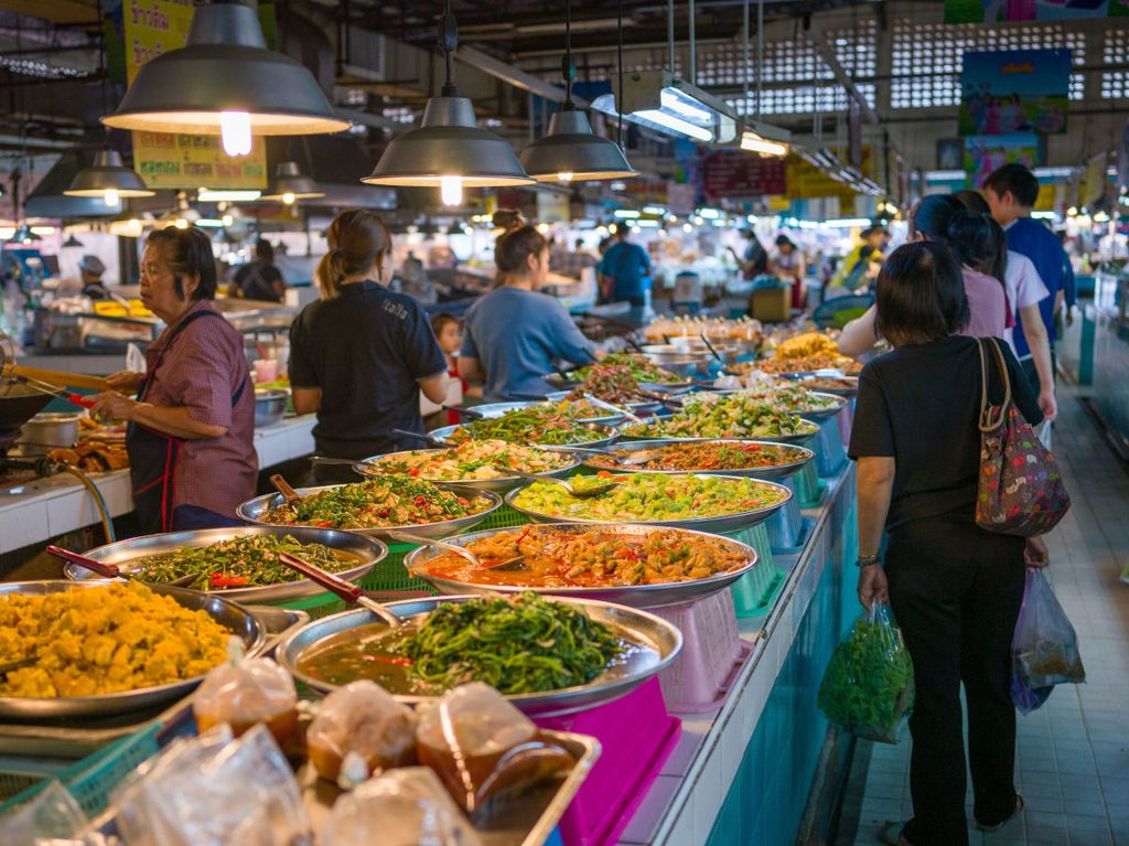 Marché de rue à Bangkok en Thaïlande, street food pas chère pour petit budget