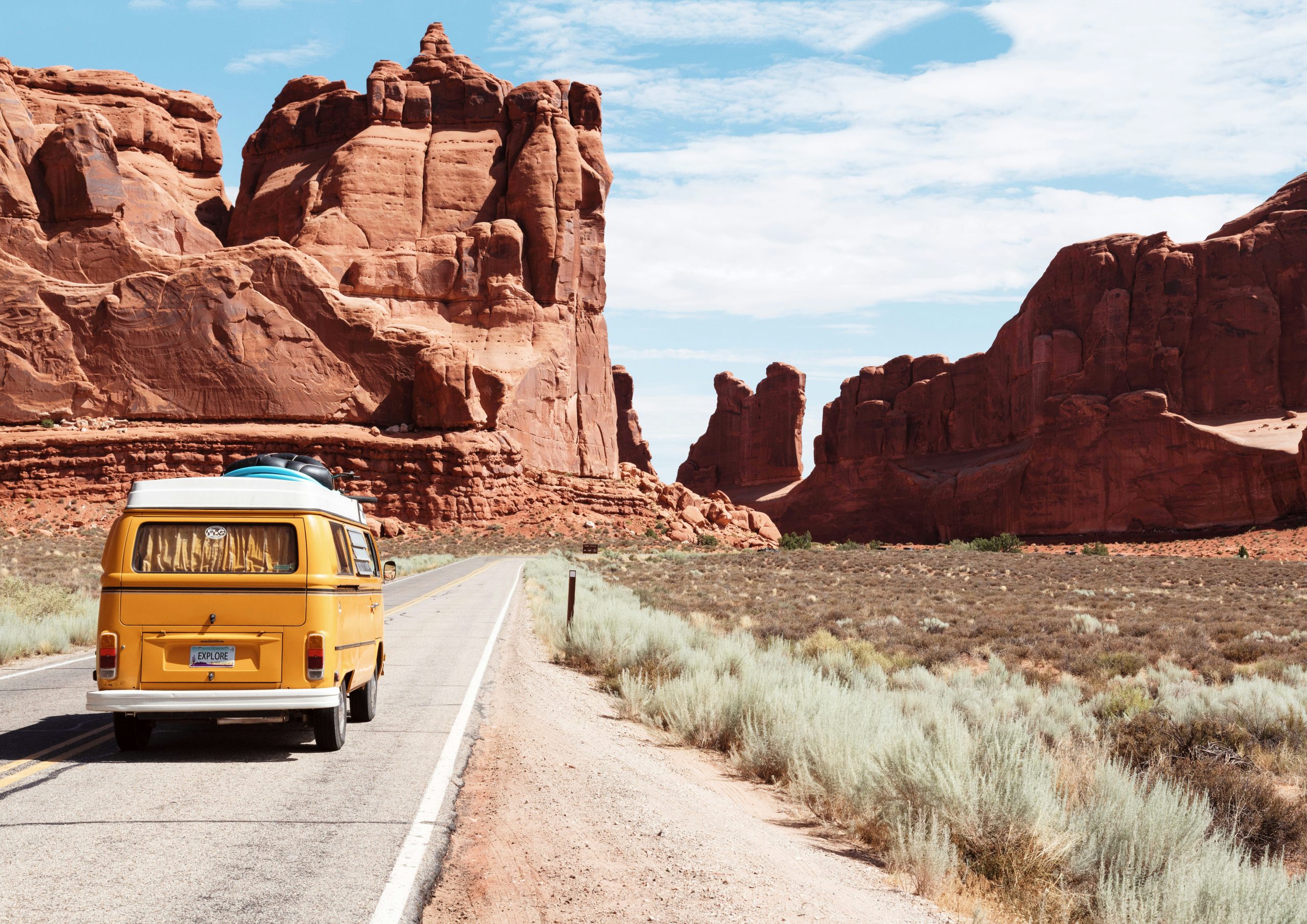 Voyager en van : coût réel et itinéraires pour un road trip pas cher (2026)