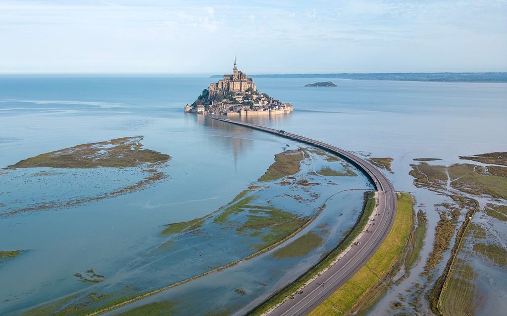 Vue aérienne de la route menant au Mont-Saint-Michel à travers la baie