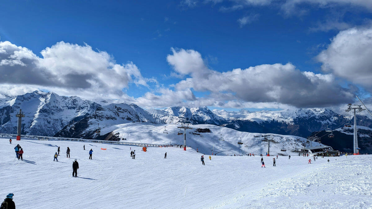Vacances d’hiver pas cher : ski en France vs à l’étranger, quel est le meilleur plan ? (2026)