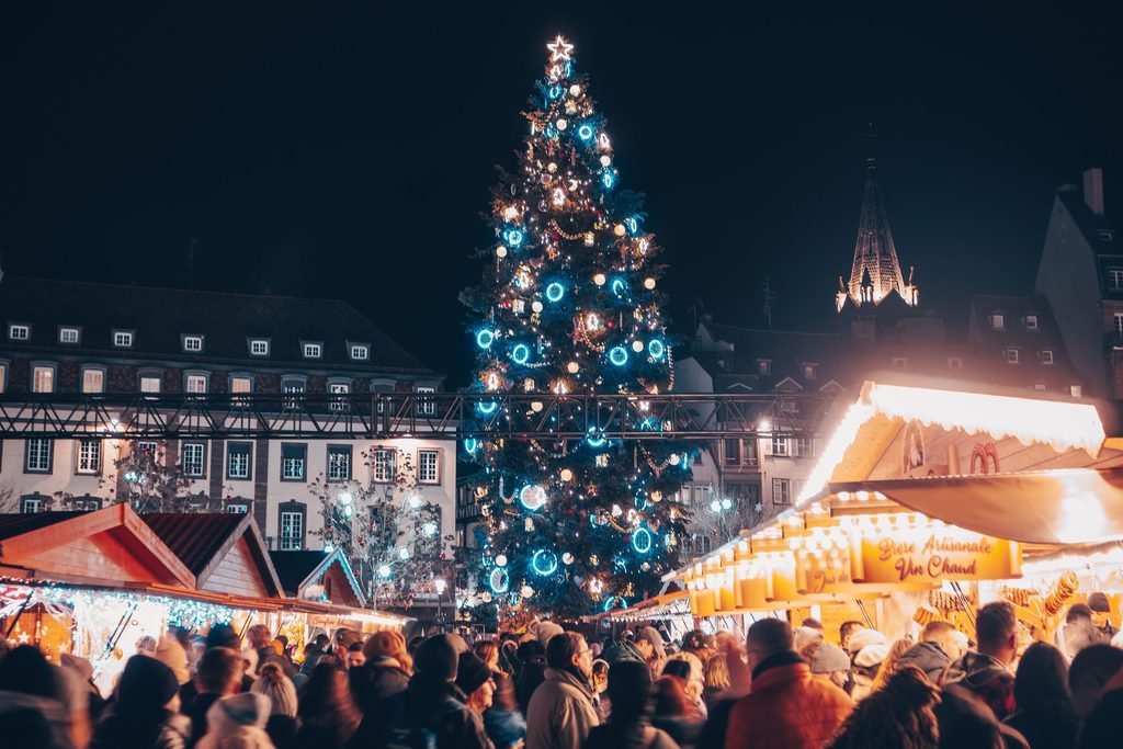 Grand Sapin illuminé et chalets du marché de Noël, place Kléber à Strasbourg