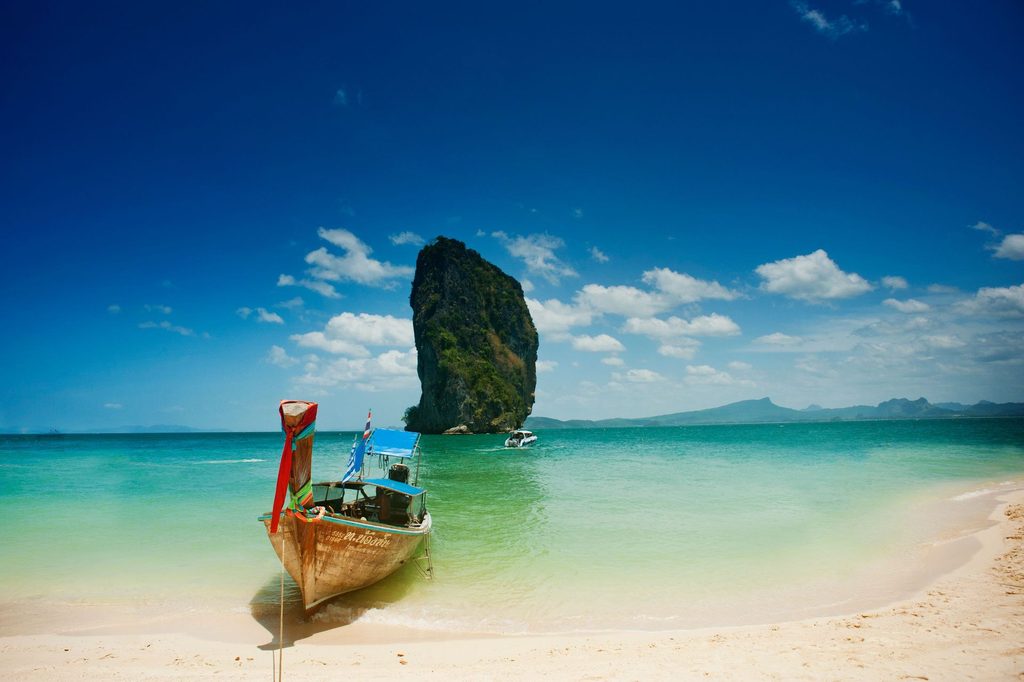 Bateau à longue queue sur une plage d'une île au large de Krabi, en Thaïlande